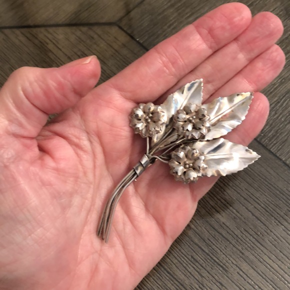 Vintage Sterling Silver Floral Bouquet Flower Pin - Picture 4 of 14